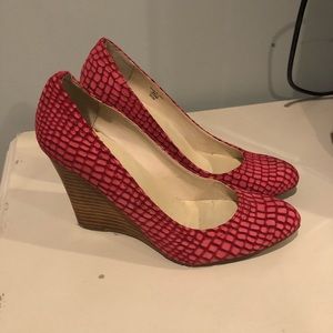 Max Studio closed toe wedge